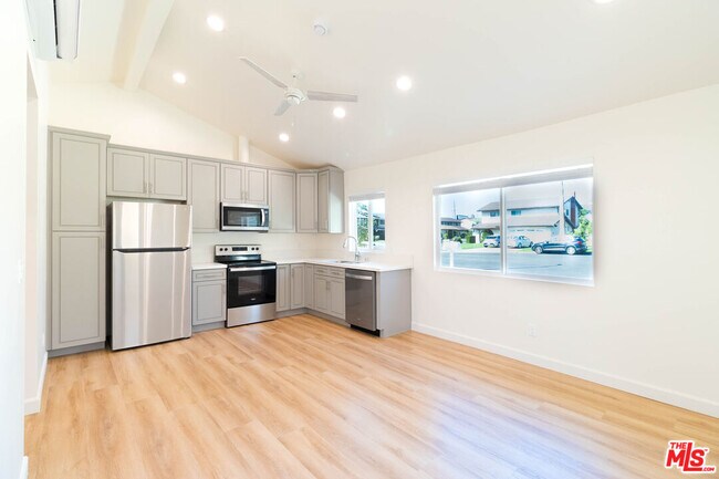 Foto del edificio - 8326 Beckford Ave