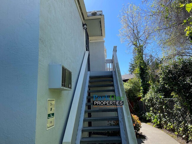 Building Photo - 2nd Floor Corner Unit Condo Near BART, Fre...