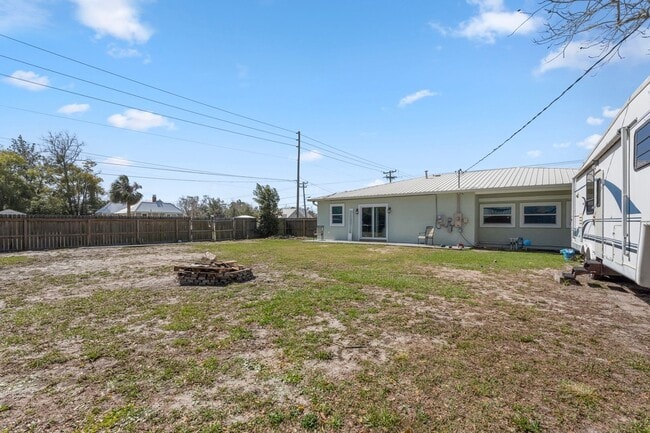 Building Photo - 907 Garrison Ave