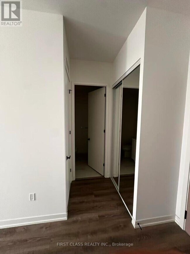 Photo du bâtiment - 8 Interchange Wy