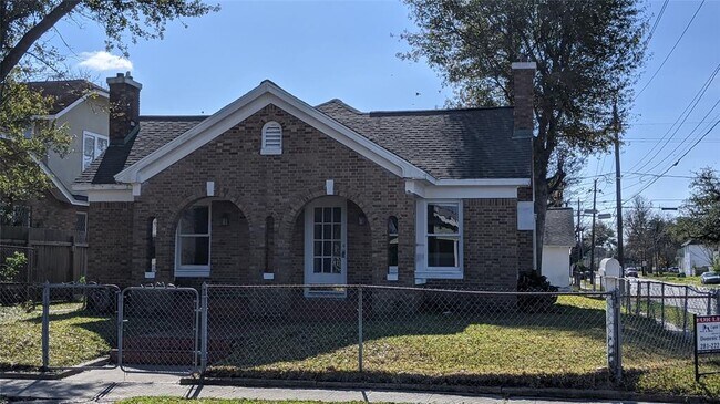 Building Photo - 3229 Wisconsin St