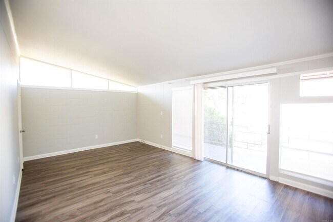 Building Photo - 4704 Lynn Ln