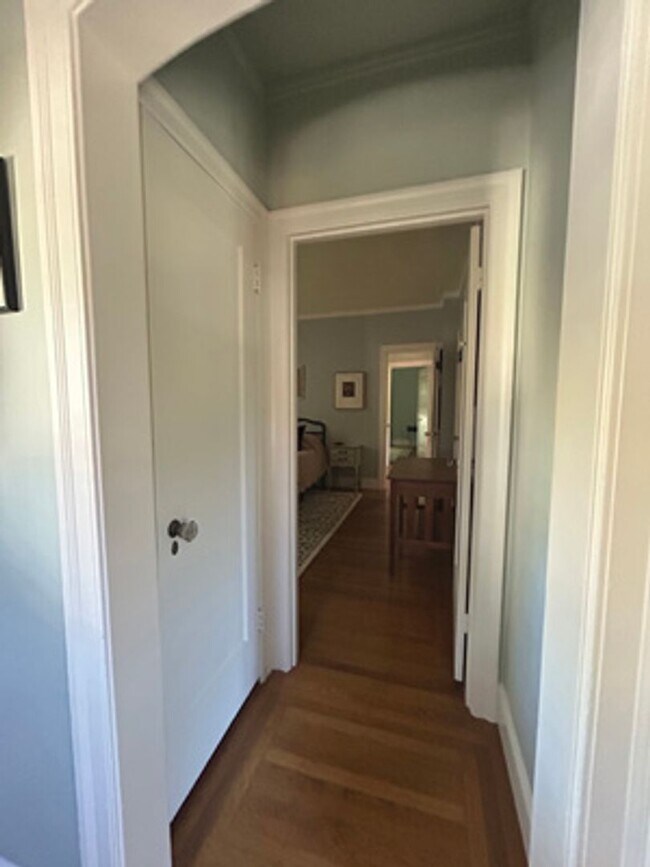 Foto del edificio - Welcome to this Fully Furnished Crocker Highland Gem!