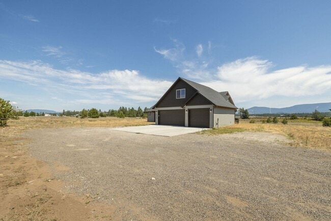 Building Photo - Beautiful home on 5 Acres