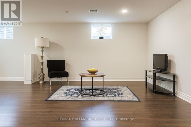 Building Photo - 92 Weldrick Rd E