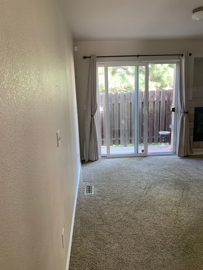 Sala de estar y patio exterior - 2232 Golden Gate Grv