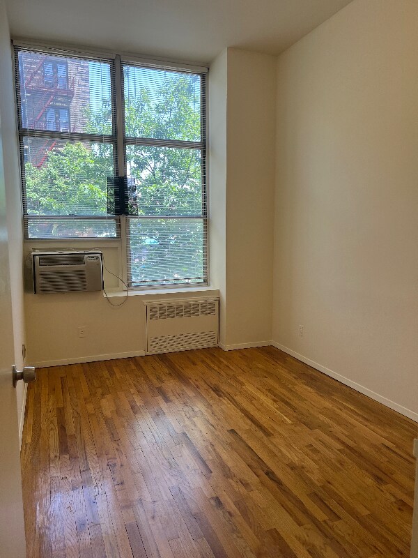 Foto del edificio - 6120 Woodside Ave