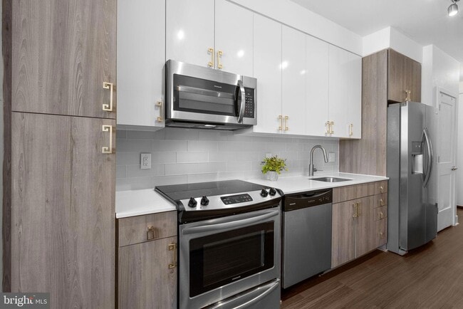 Kitchen with pantry - 145 Riverhaven Dr