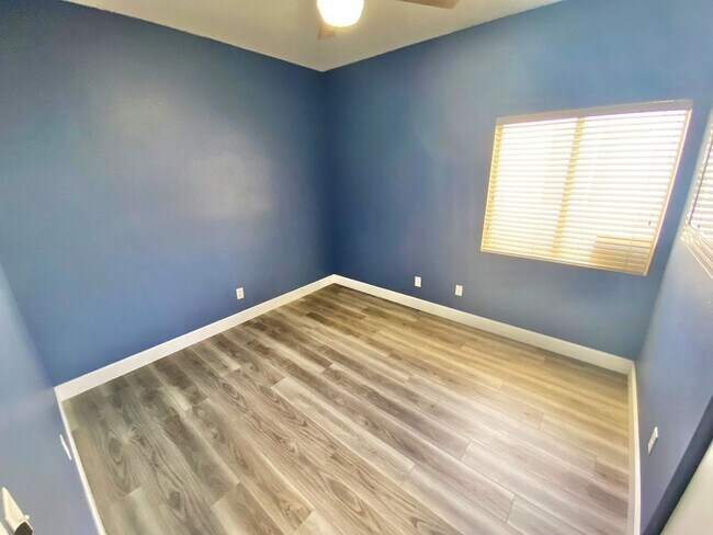 Foto del edificio - BEAUTIFUL 3 BEDROOM 2 FULL BATHS SINGLE ST...