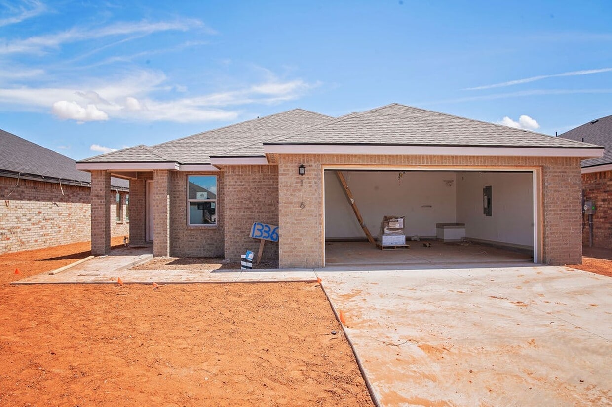 Primary Photo - Lease This Stunning New Construction | Irr...