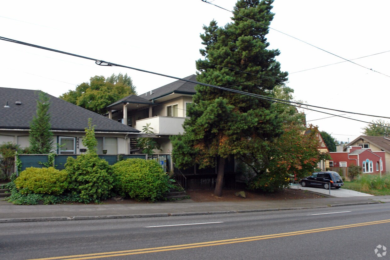 Building Photo - 1423-1437 NE 47th Ave