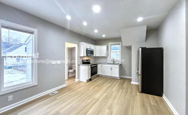 Building Photo - 3 Bed/1.5 Bath Home with Fenced Yard / Pet-Friendly / Available Now!