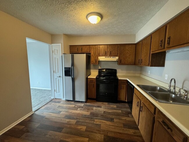 Building Photo - Pike Twp - 3 BR condo