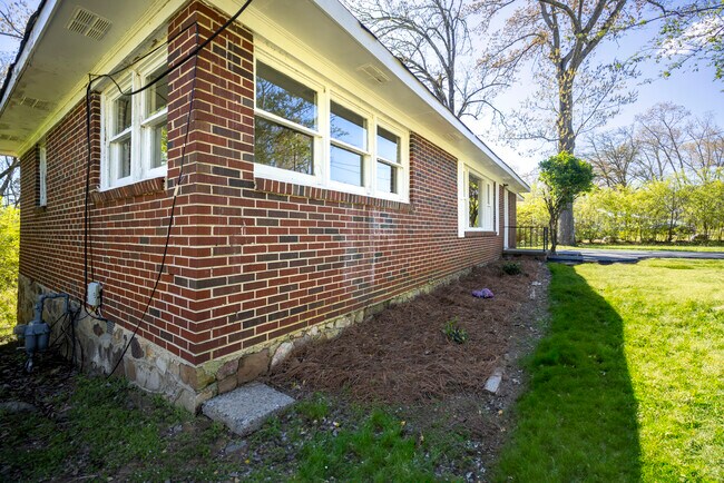 Foto del edificio - 2631 Lakeridge Cir NW