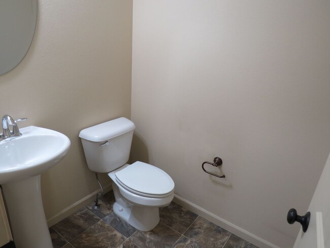 Building Photo - 3 Bedroom/ 3.5 Bathroom Townhome in the He...