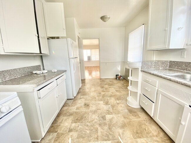 Building Photo - 443 N Spaulding Ave Los Angeles, CA 90036