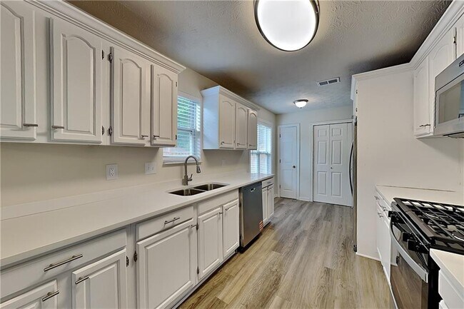 Foto del edificio - 607 River Bend Cir