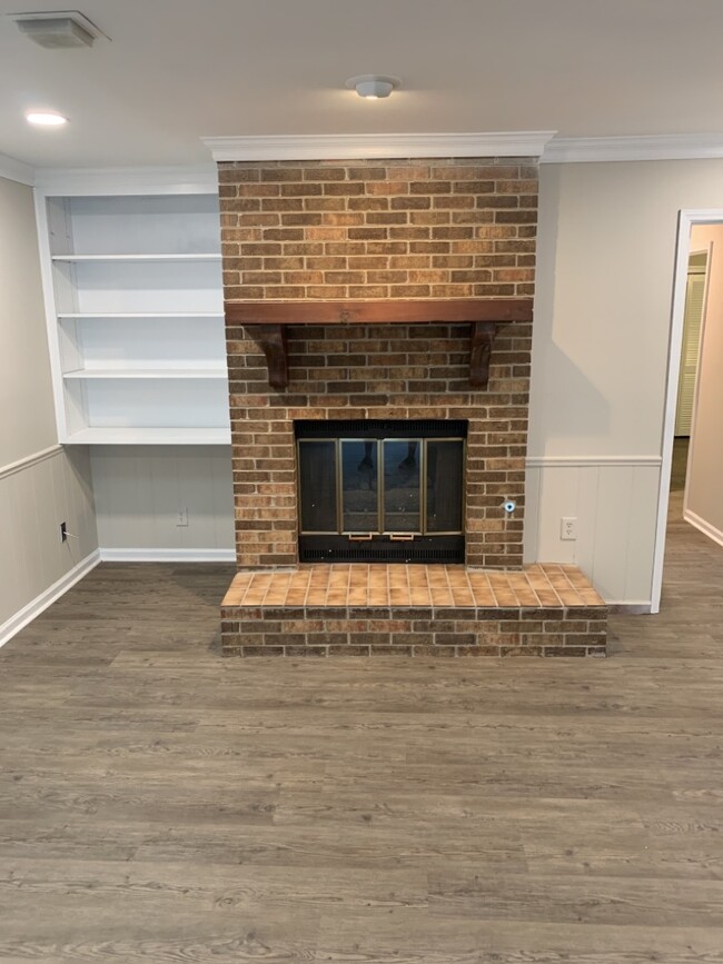 Building Photo - 3023 Sutton Dr