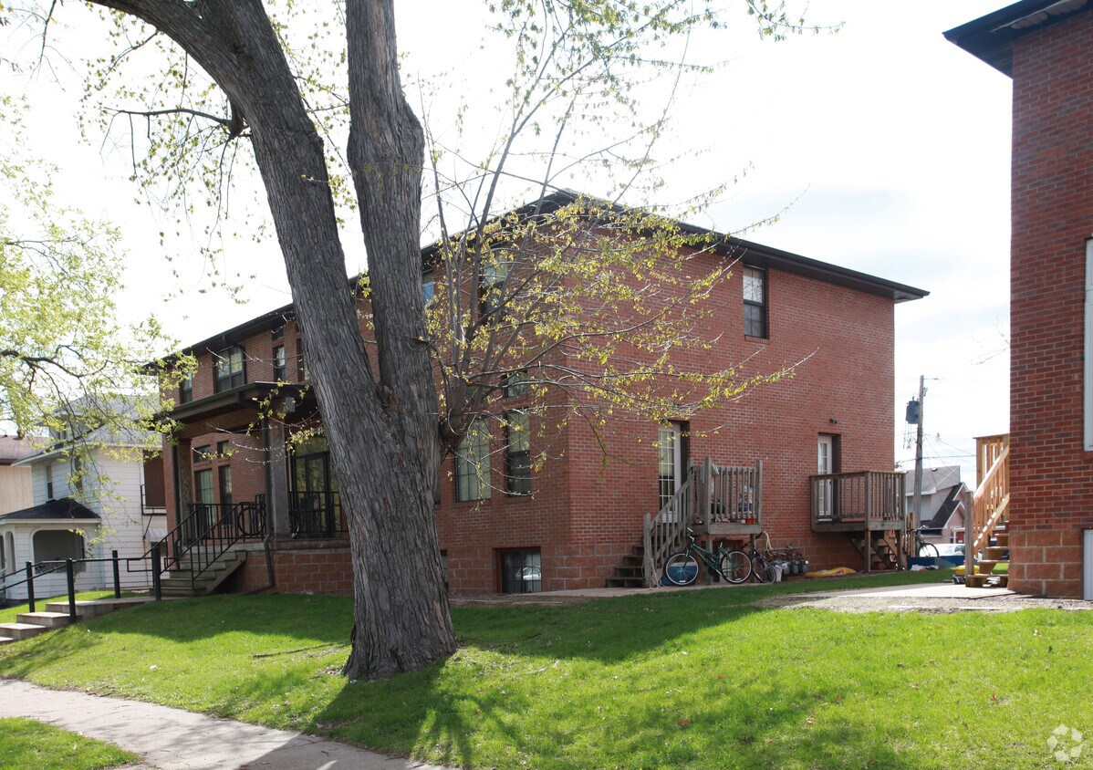 Building Photo - 121 Niagara St