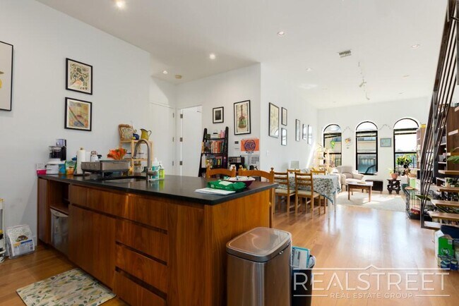 Foto del edificio - LOFT-LIKE 1 BED w PRIVATE ROOF DECK + LAUNDRY IN-UNIT