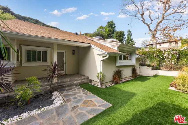 Foto del edificio - 1617 Roscomare Rd