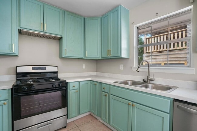 Building Photo - 255 Brackin St