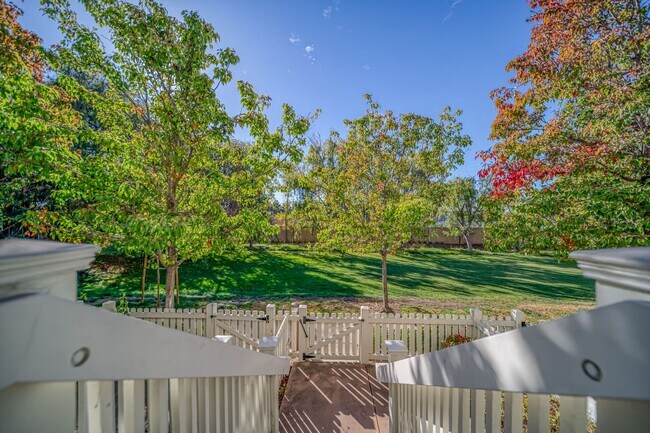 Building Photo - 3-Bedroom Townhome for Rent in Fremont!