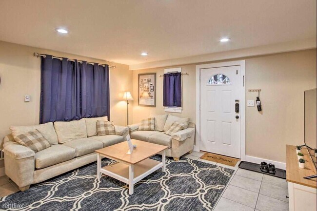 Foto del edificio - 2 br, 1 bath Triplex - 13803 Des Moines Me...