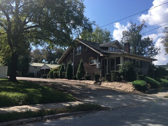Building Photo - 705 E Engineer St