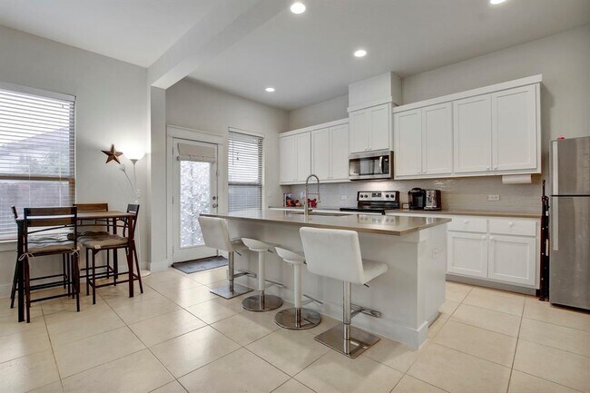 Foto del edificio - 13001 Hymeadow Dr