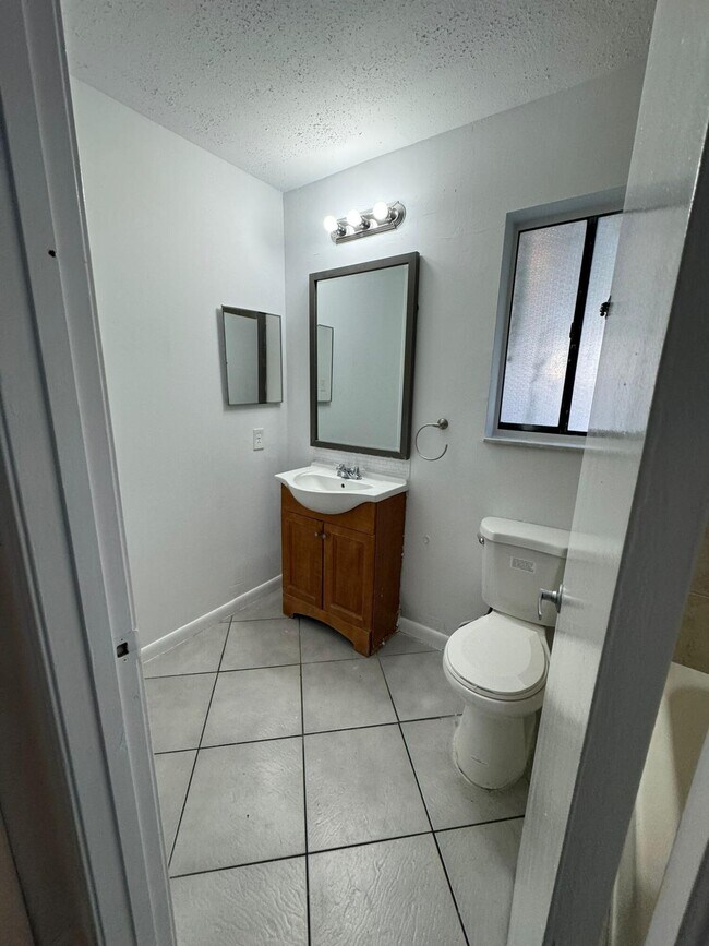 Foto del edificio - 4703 Holly Lake Dr