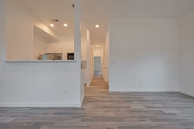 Building Photo - AFFORDABLE 4BD/2.5BA SINGLE HOUSE!