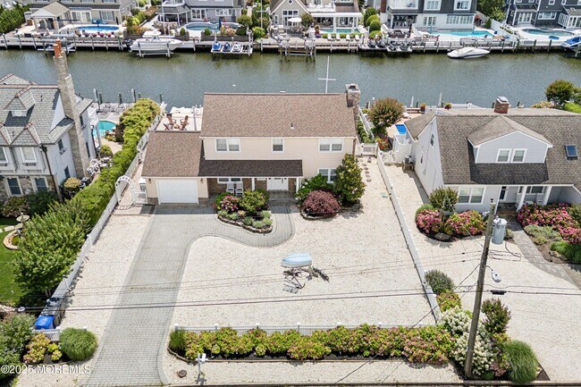 Foto del edificio - 242 Curtis Point Dr