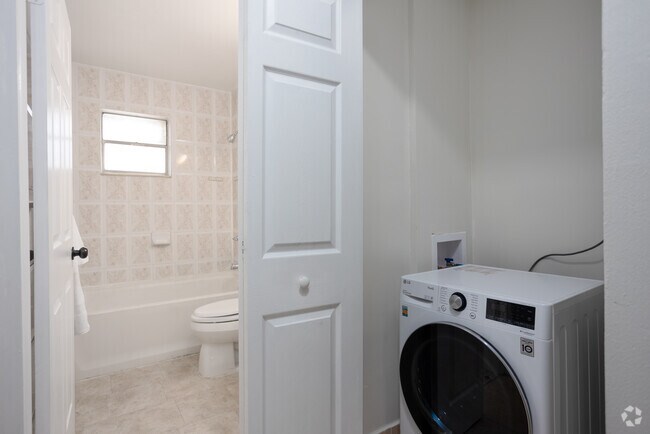 2BR, 1BA - 1072SF Lavandería y baño - Ascend 3650