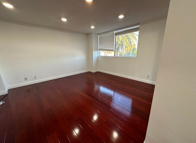 Foto del edificio - 137 S Palm Dr