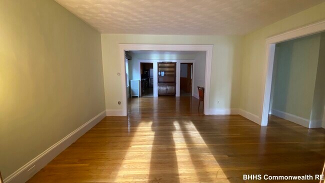 Foto del edificio - 42 Irvington Rd
