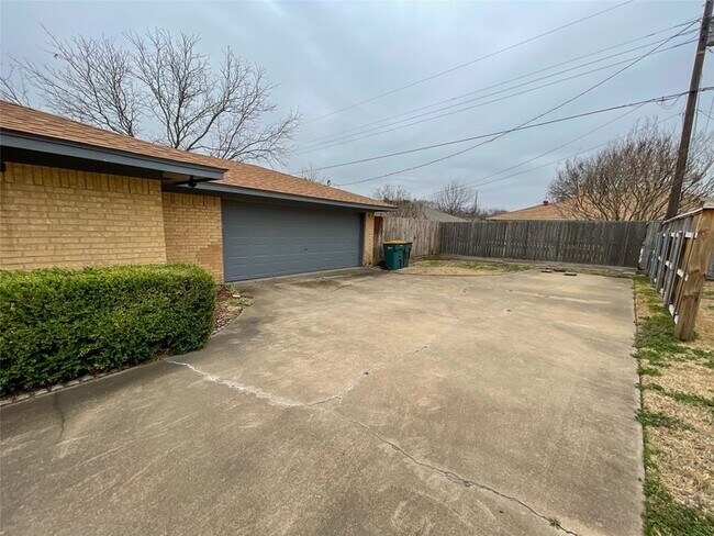 Foto del edificio - 1714 Crescent Dr