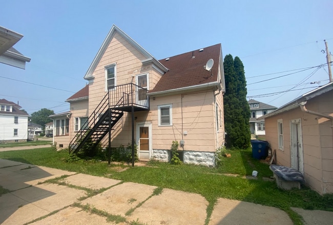 Building Photo - Large 5 bedroom / 2 bath home in central O...