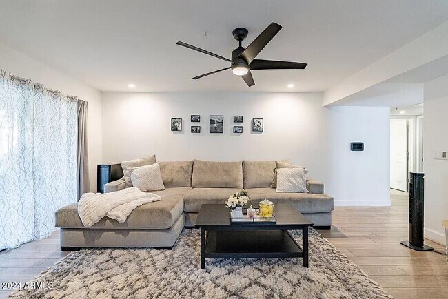 Foto del edificio - 9460 E Mission Ln