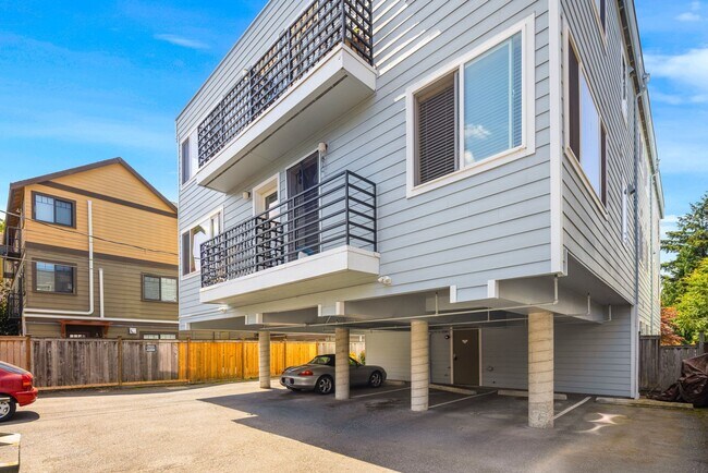 Foto del edificio - Admiral District 1 Bedroom Condo with Laun...