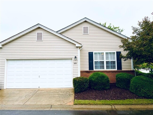 Building Photo - 645 W Oaks Dr