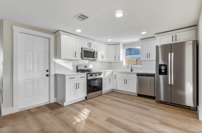 Foto del edificio - 3208 Holiday Lake Dr