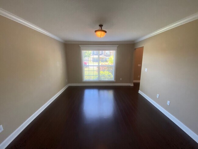 Foto del edificio - HUGE FENCED YARD, COMMUNITY POOL, AVAILABL...