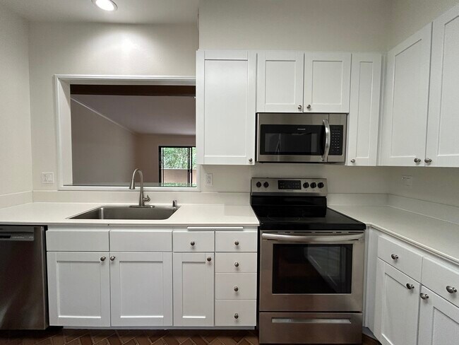 Building Photo - 8860 Villa La Jolla Dr
