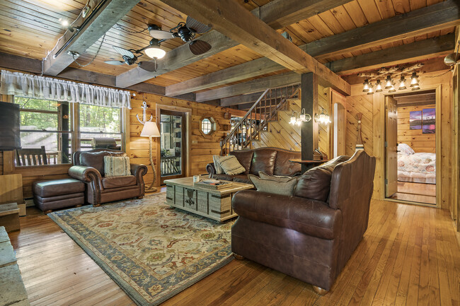 Sala de estar de la chimenea de madera - 595 Emerys Bridge Rd