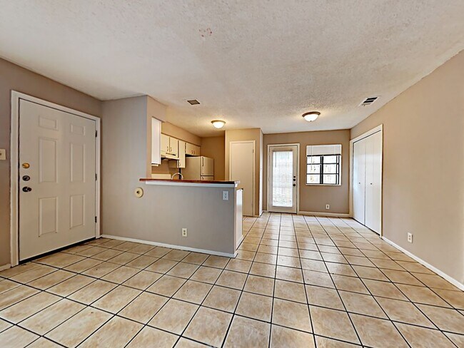Building Photo - 9901 Roxanna Dr