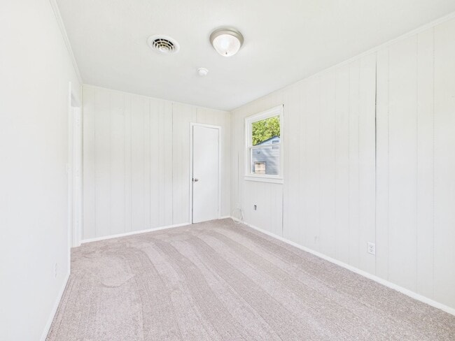 Building Photo - 2400 Beck Dr