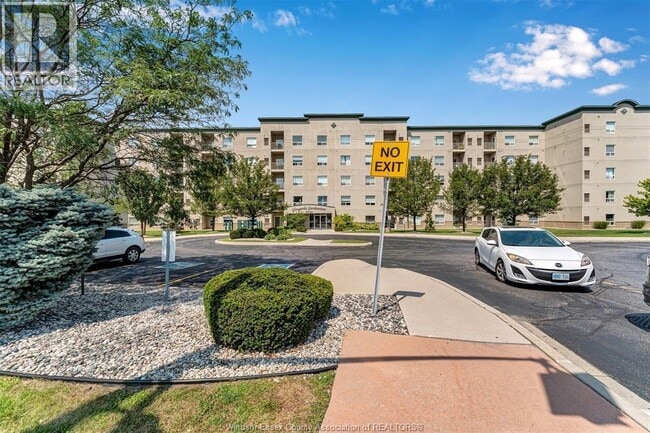 Building Photo - 5000 Wyandotte St E