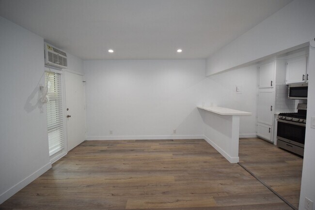 Foto del edificio - 5117 Laurel Canyon Blvd