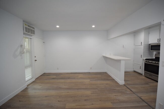 Building Photo - 5117 Laurel Canyon Blvd